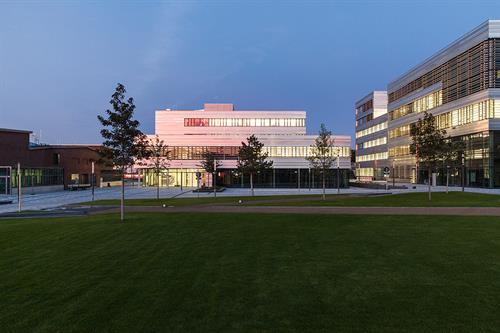 This picture shows building two of the new campus Derendorf of Hochschule Düsseldorf. The front of the building is of glass and steel. This building includes the administration of HSD.